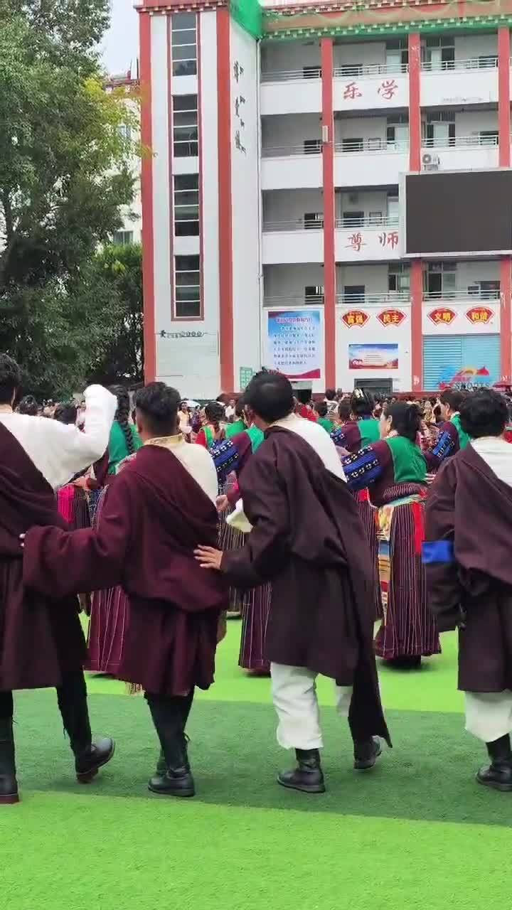 Grand guozhuang dance filmed in Chatreng, Sichuan's Garze