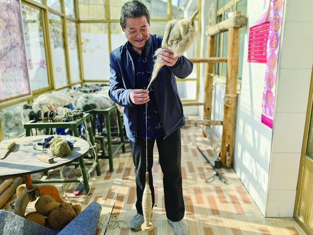 Inheritor devotes decades to pass on Tibetan carpet weaving skills in NW China's Qinghai