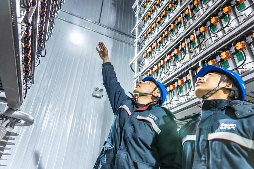 阿里地區首套電網側帶超容構網型SVG工程現場工作人員正在進行投運前設備狀態檢查。趙清鵬攝