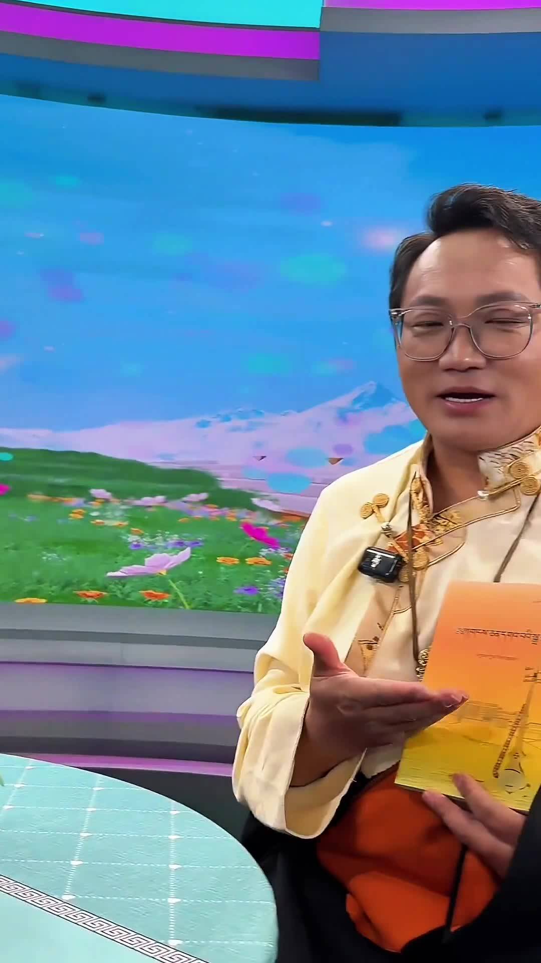 Tibetan singer introduces his new book about Dra'nyan, a traditonal Tibetan musical instrument
