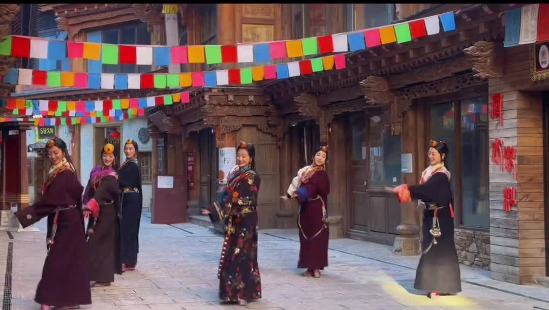 Click the video to see how Tibetan girls in Deqen of Yunnan dance in a traditional way