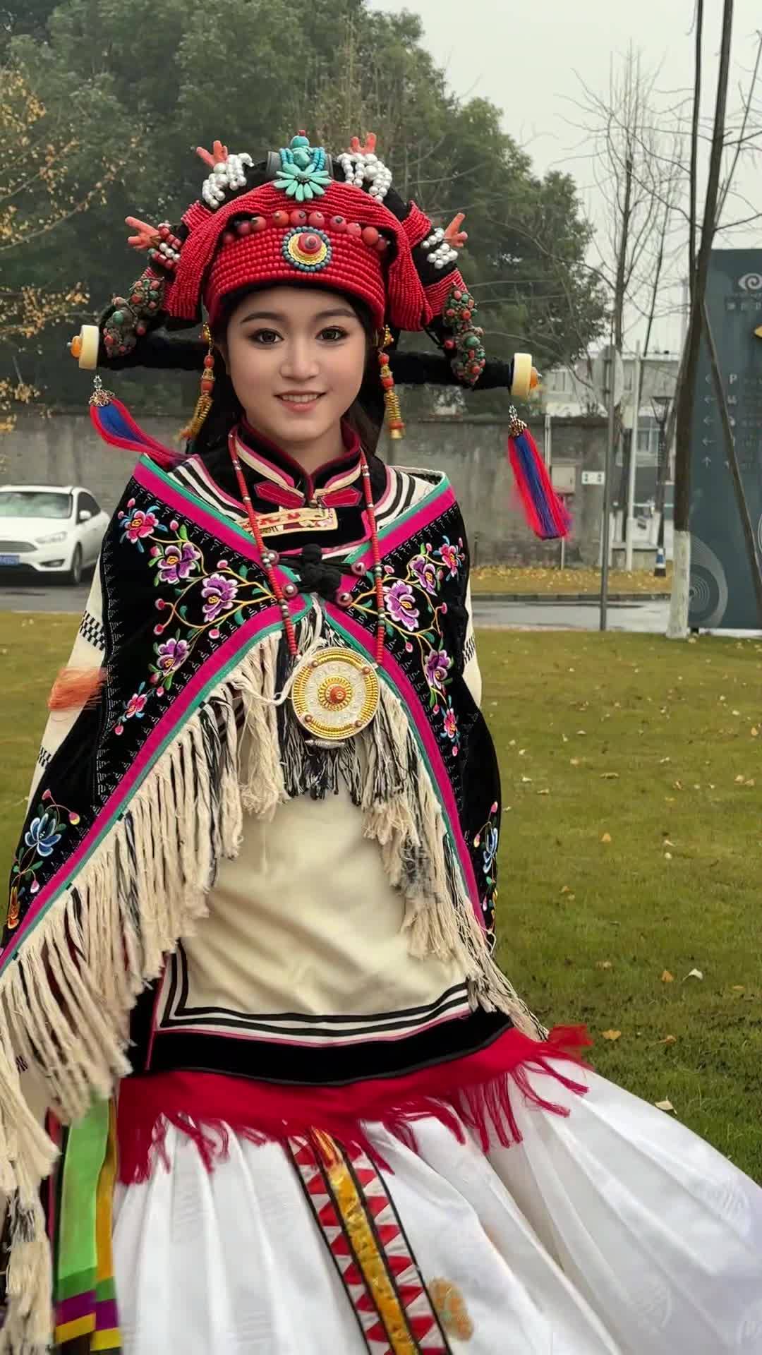 A glimpse at traditional Gyalrong dress