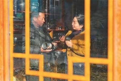 Young Tibetan woman promotes ethnic craftsmanship