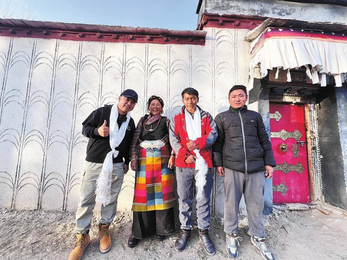 Man takes excavator on six-month journey