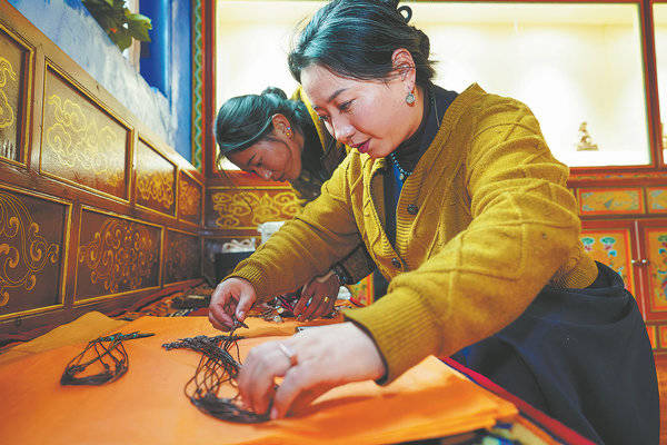 Sichuan's Tibetans cashing in on crafts