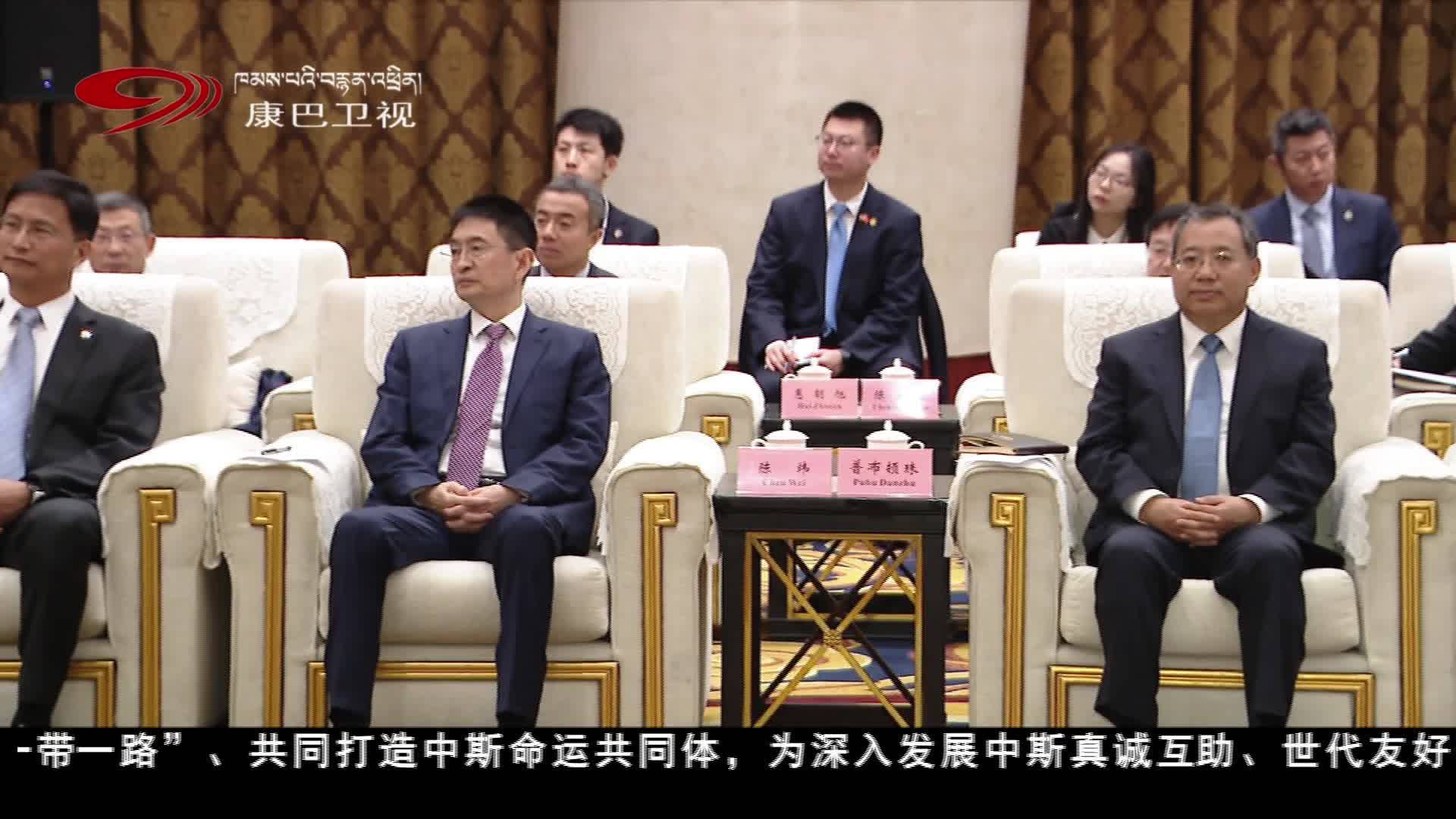 ཝང་ཞའོ་ཧུའེ་ཡིས་སིང་གྷ་ལའི་ཙུང་ཐུང་ཏི་ས་ན་ཡ་ཁེ་དང་ཐུག་འཕྲད་གནང་།