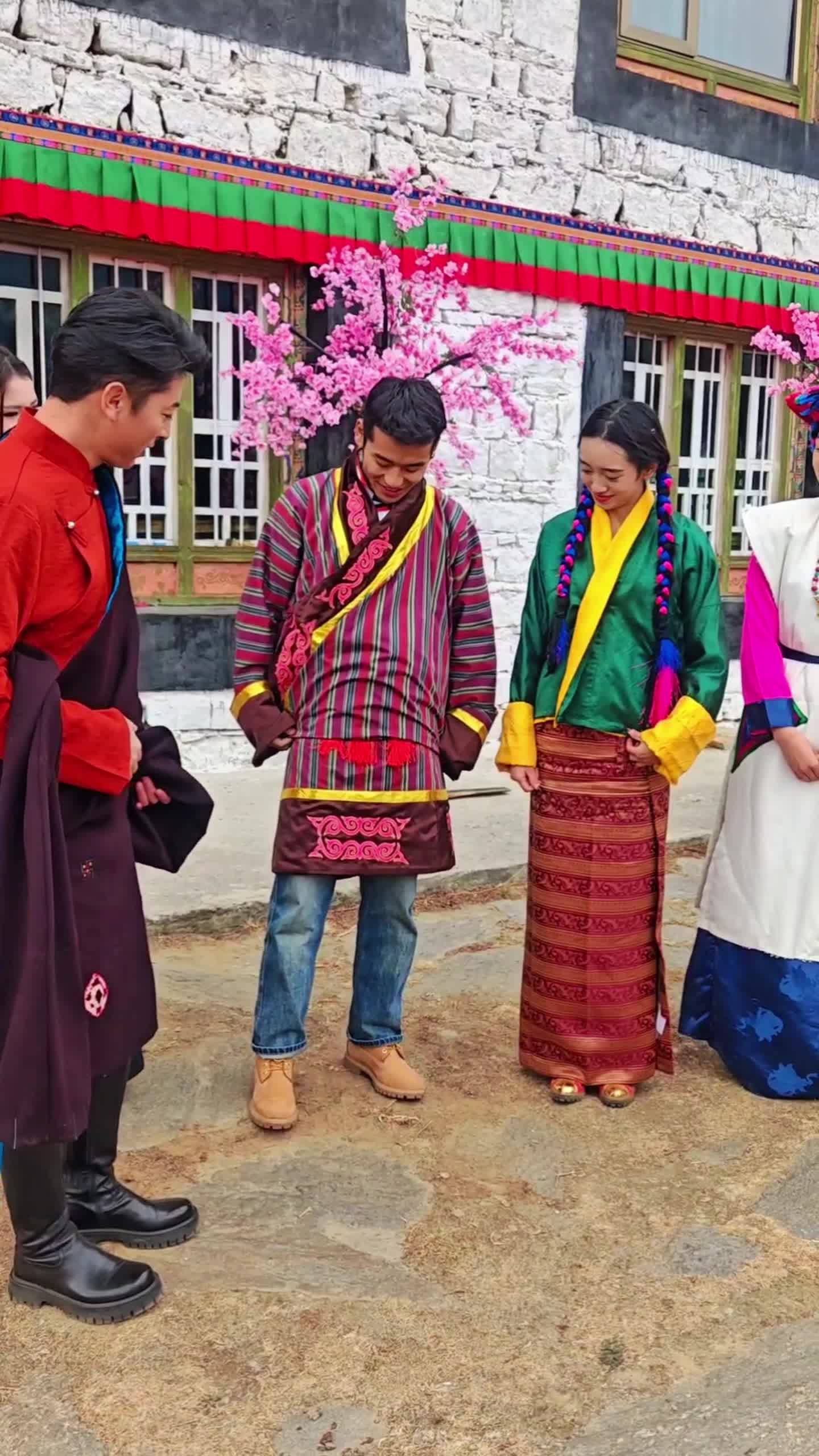 An introduction to the unique costumes of Nyingchi