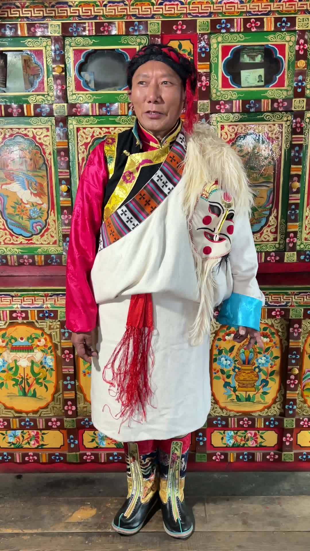 A local man of Gongpo Gyamda performs auspicious Drekar, a unique form of Tibetan ballad art