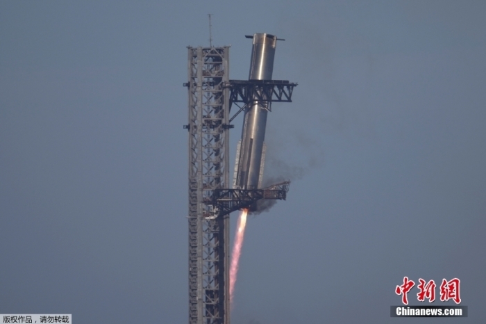 當地時間16日下午，美國SpaceX公司的“星艦”在得克薩斯州布朗斯維爾附近的SpaceX發射場發射升空，進行第七次試飛。此次試飛中，火箭助推器成功回收，但二級飛船失聯。圖為火箭助推器成功返回發射臺。