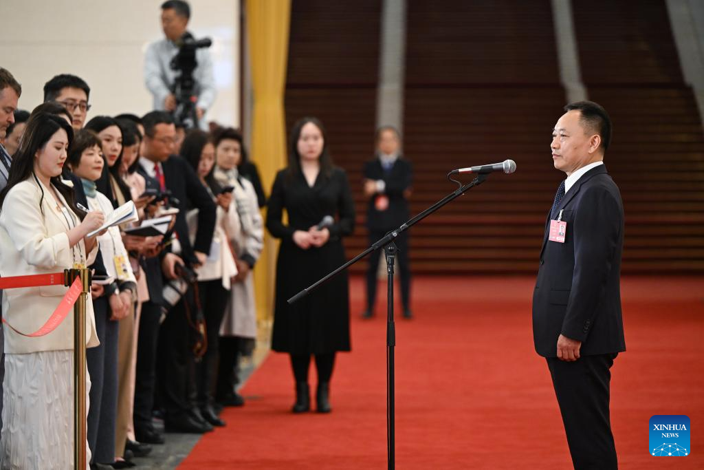 Ministers interviewed after 2nd plenary meeting of 3rd session of 14th NPC