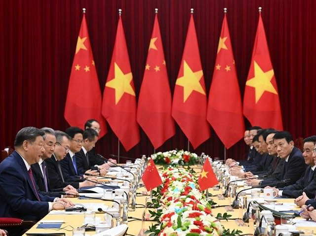 习近平会见越南总理范明政