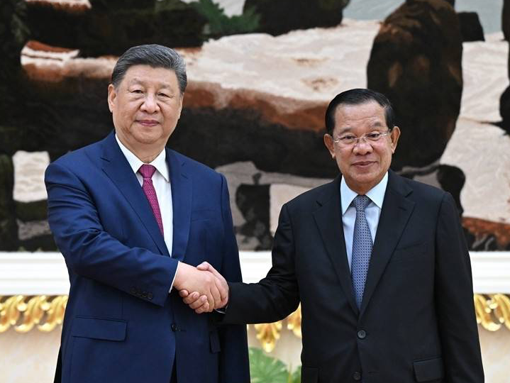 习近平会见柬埔寨人民党主席、参议院主席洪森