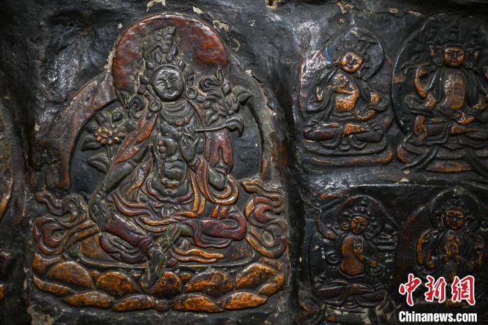འདམ་གཞུང་རྫོང་ཀོང་ཐང་ཤང་གྲོང་དཀར་གྲོང་ཚོའི་ཁང་དམར་དགོན་གྱི་མ་ཎི་ལྷ་ཁང་།