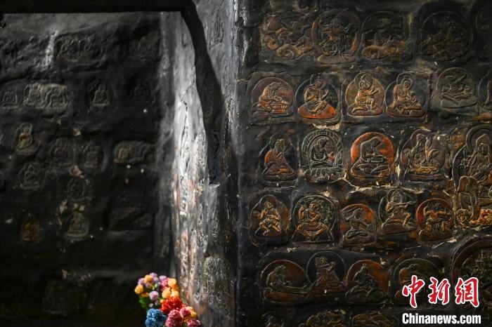 འདམ་གཞུང་རྫོང་ཀོང་ཐང་ཤང་གྲོང་དཀར་གྲོང་ཚོའི་ཁང་དམར་དགོན་གྱི་མ་ཎི་ལྷ་ཁང་།