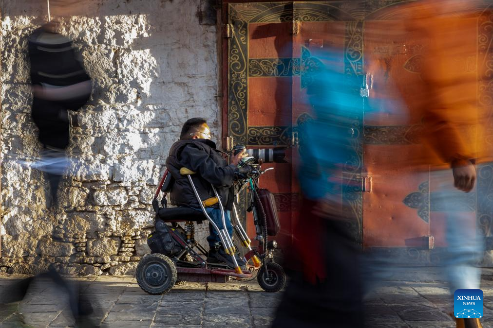 Pic story: disabled photographer in pursuit of lifelong dream in Xizang