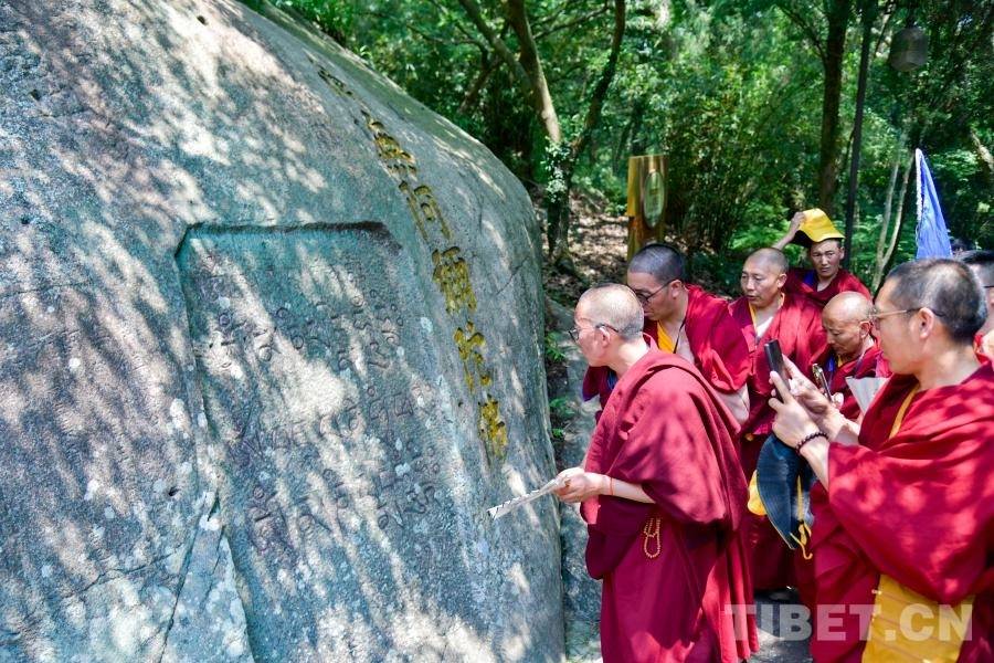 Study Group from Xizang Buddhist College Visited Mount Putuo in Zhejiang Province
