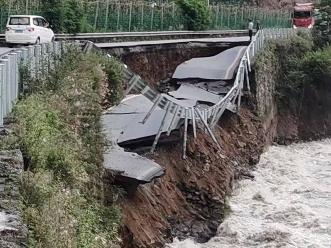 水流沖垮國(guó)道路基 四川茂縣213線(xiàn)交通管制