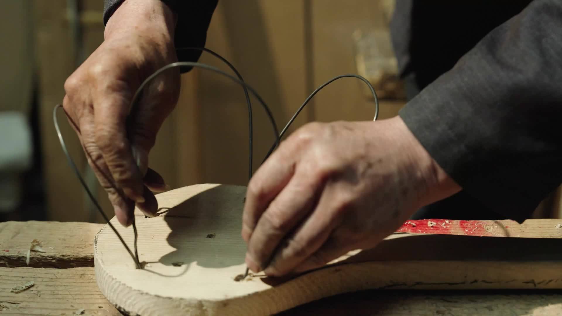 Li Zi'an, the intangible cultural heritage inheritor, introduces the origin of Songpan Bouquet