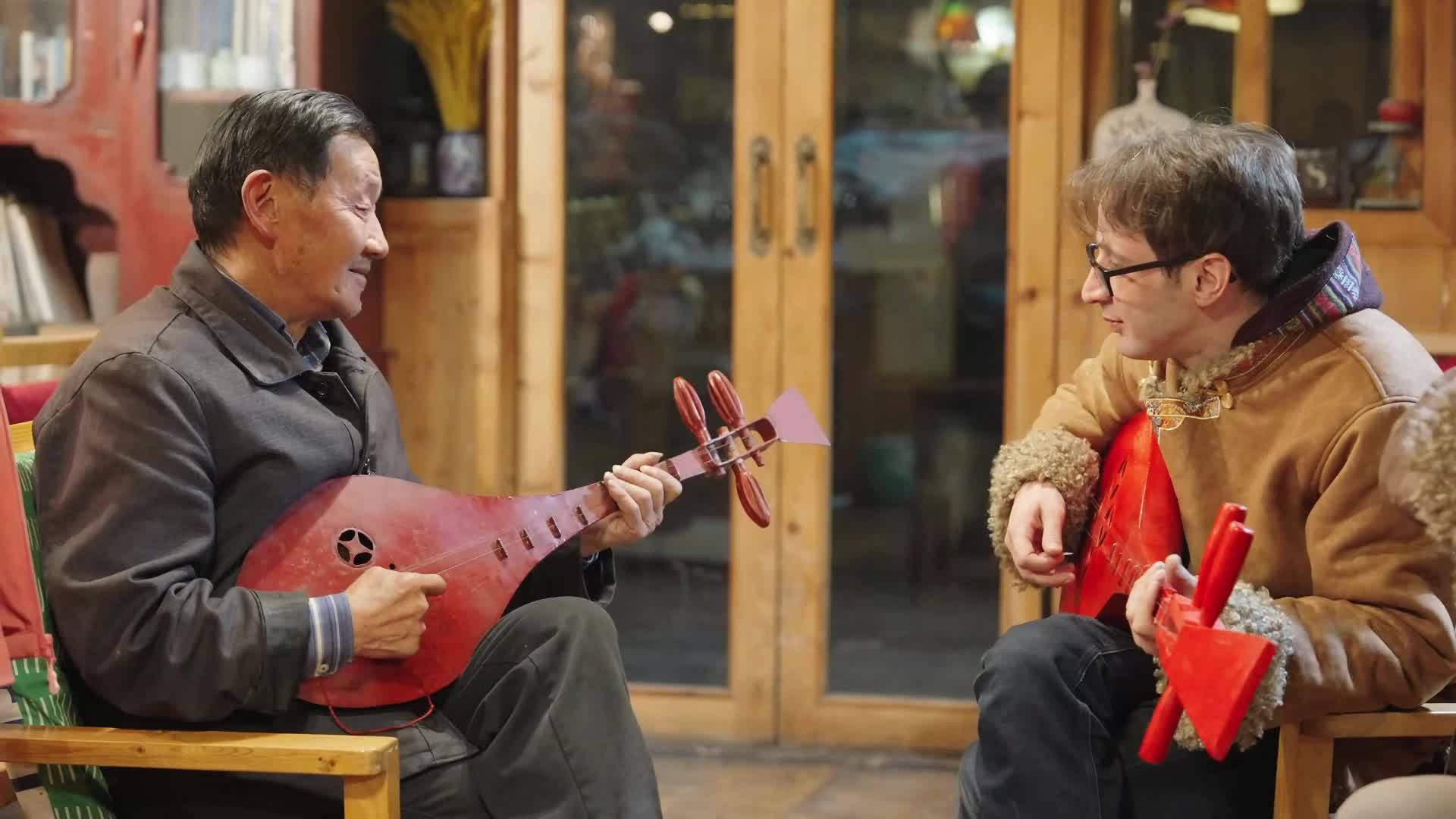 Li Zian, the intangible cultural heritage inheritor of Songpan Bouquet, plays local Pipa with foreigners