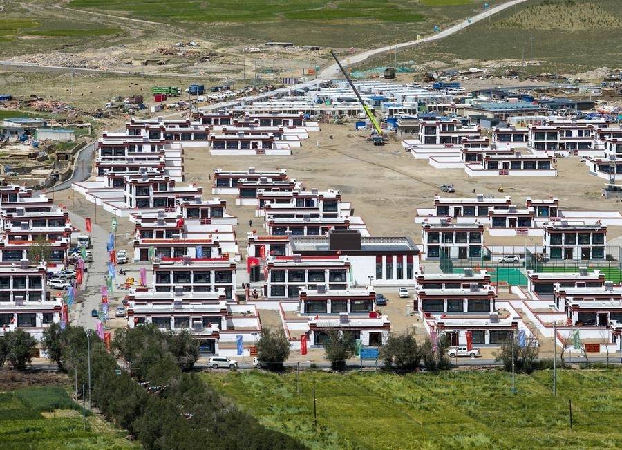 First batch of quake-affected residents move into new homes in Xizang