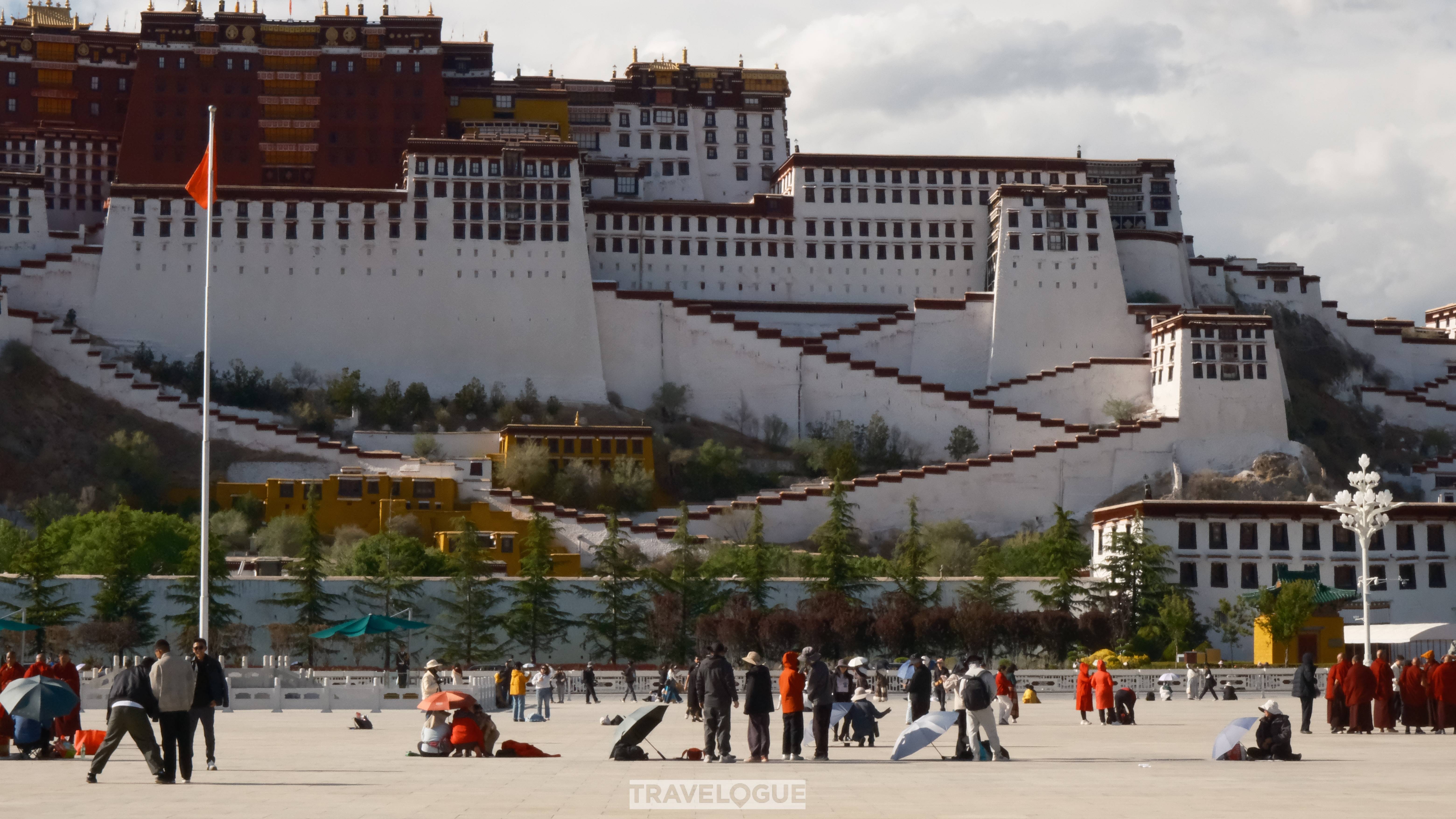Tourists love taking photos at Potala Palace Square