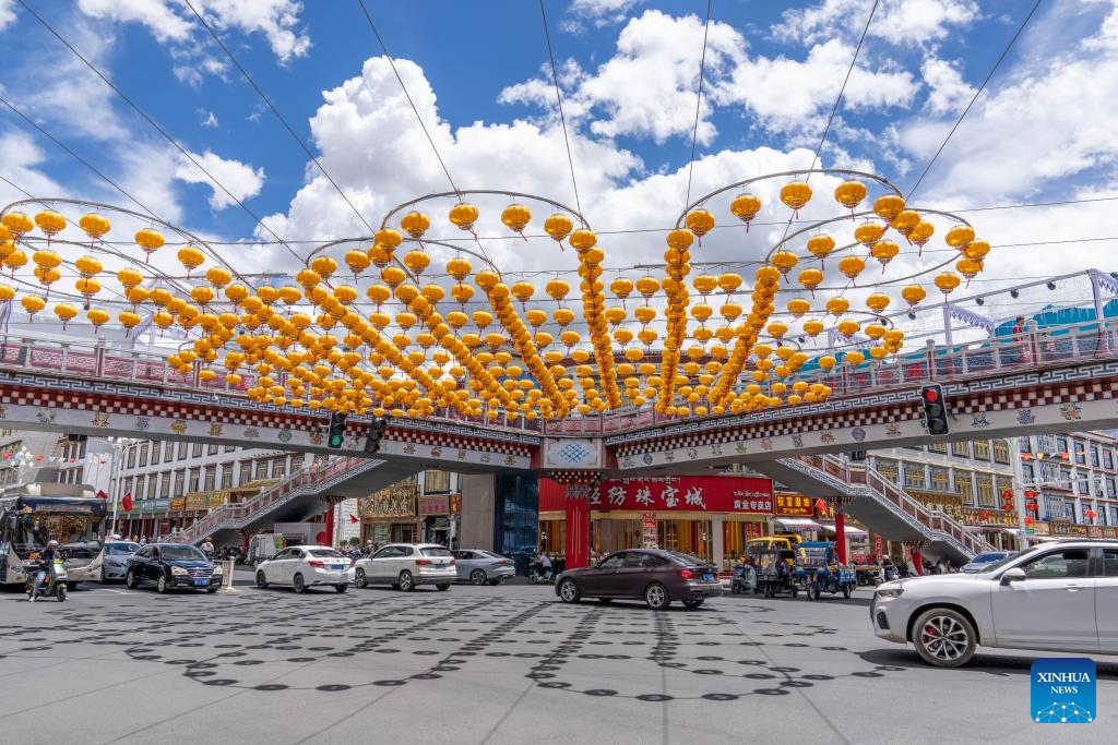Streets of Lhasa adorned with lanterns, decorations to celebrate 60th founding anniv. of Xizang Autonomous Region