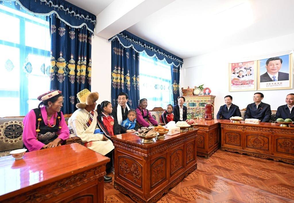 Central delegation visits officials, residents in multiple areas of Xizang
