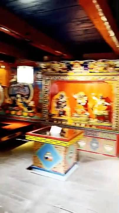 A manor of memory, a manner of power