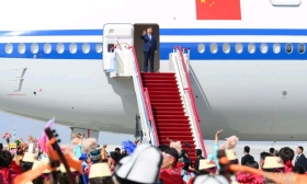 习近平率中央代表团抵达乌鲁木齐出席新疆维吾尔自治区成立70周年庆祝活动