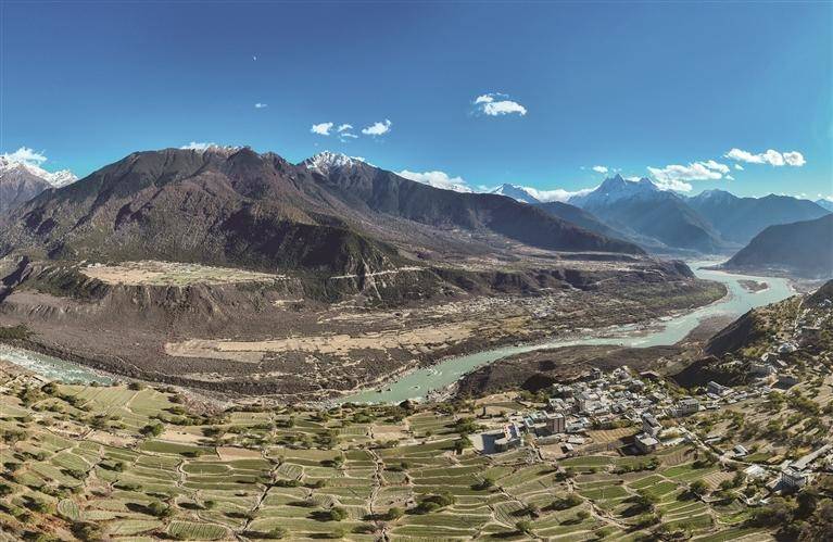 སྨན་གླིང་ཡུལ་ལྗོངས་རི་མོ་བཞིན་དུ་མཛེས།