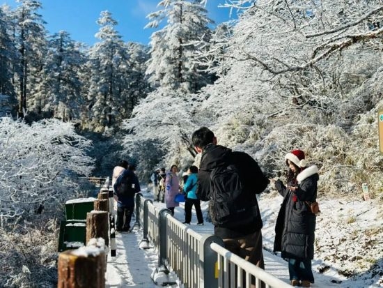 瓦屋山景区连续两日接待游客达上限