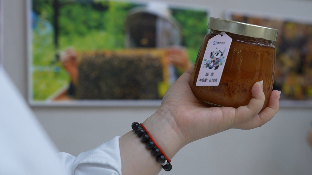 With black bear's promotion, honey from Guanba Village's Bee Farm set a record—10,000 bottles sold in one minute on an e‑commerce platform