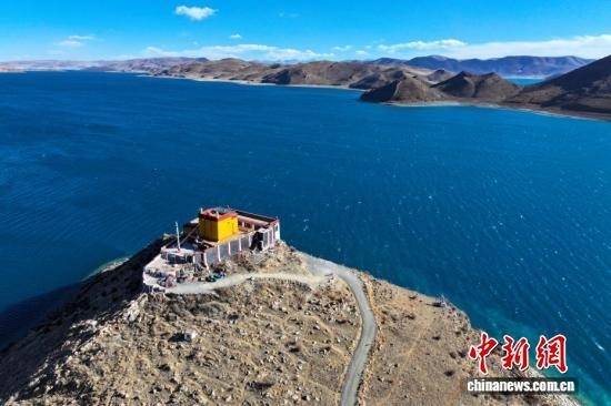 Serene Winter Landscape of Xizang's Rutok Monastery