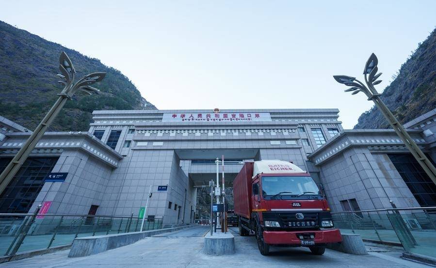 Private enterprises drove Xizang's foreign trade in 2025