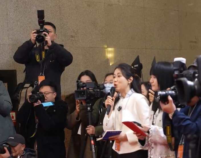 政协四川省第十三届委员会第四次会议——首场委员通道开启