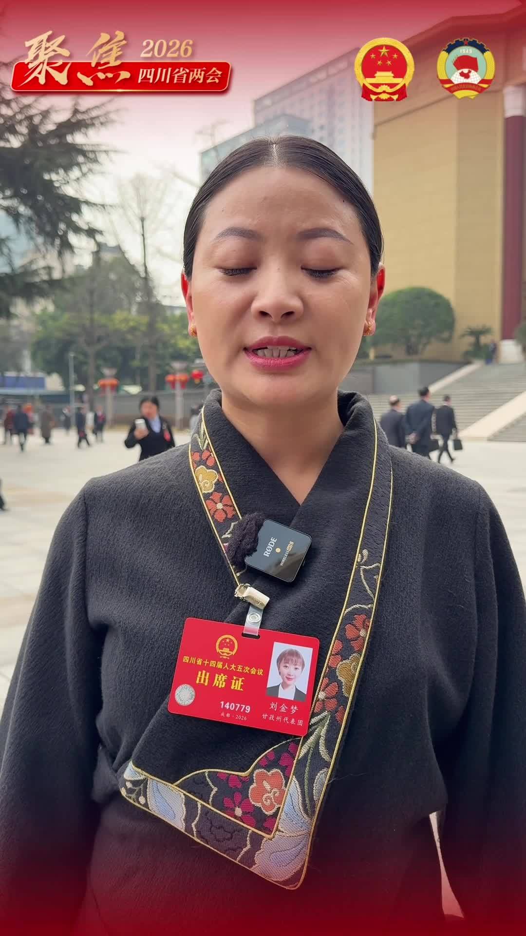 Liu Jinmeng, a deputy to the 14th People's Congress of Sichuan Province proposed to strengthen technical training for road maintenance workers