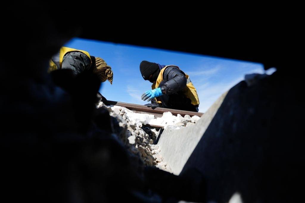 ChineseToday | Railway mechanics safeguard Spring Festival travel rush in NW China's Kunlun Mountains
