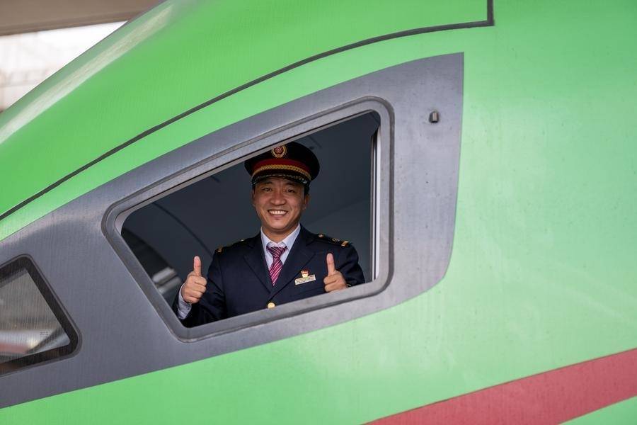 InXizang | High-speed train driver Sonam Wangdrak's 19th Spring Festival travel rush