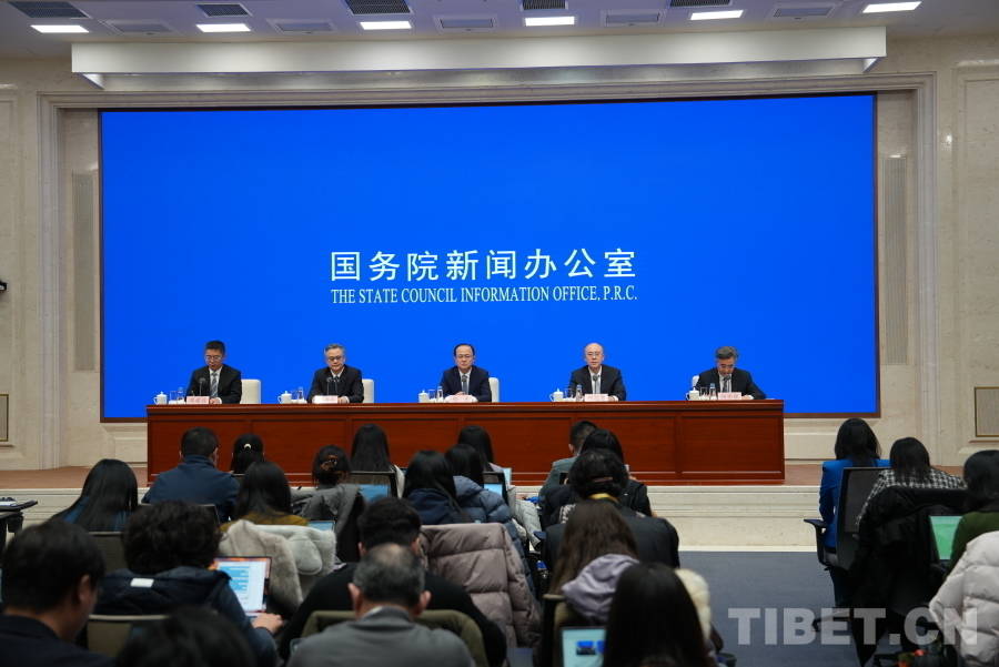 【发布现场】采纳两会代表委员 4900 余条意见建议，出台 2200 余项政策措施！2025年国务院各部门成效显著