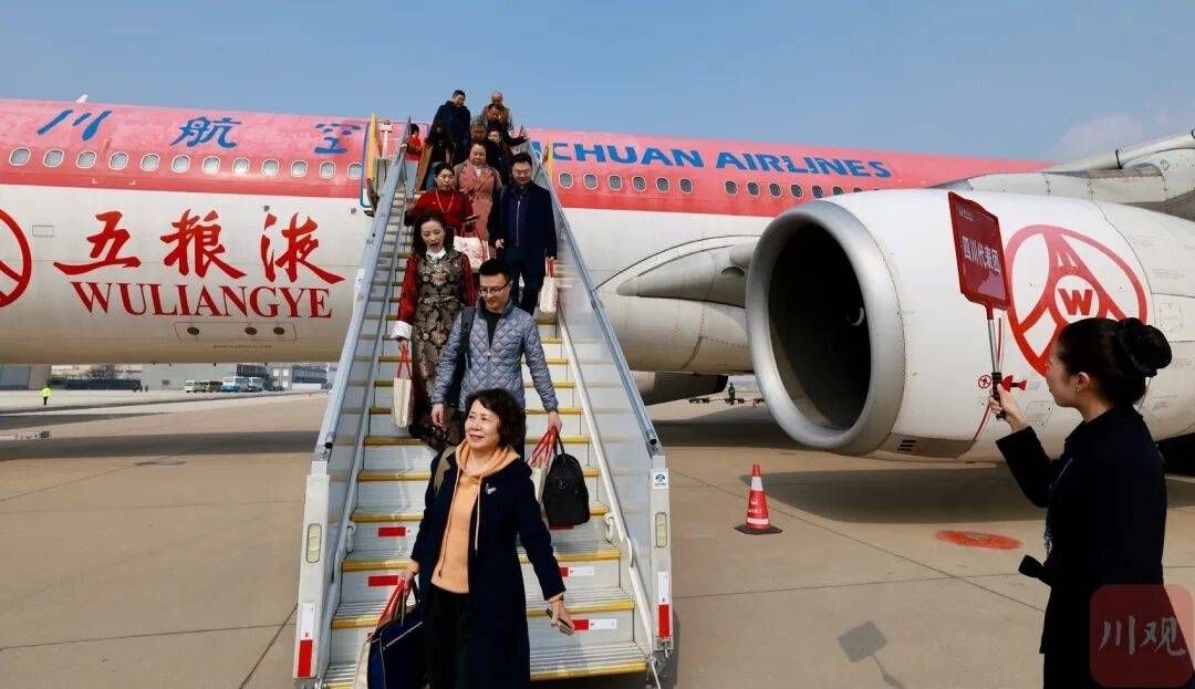 出席十四届全国人大四次会议的四川代表团抵京