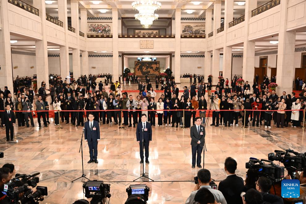 CPPCC members attend group interview ahead of annual session