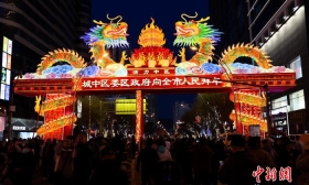 【新春走基层】青海西宁:民众赏花灯穿龙门乐享传统民俗