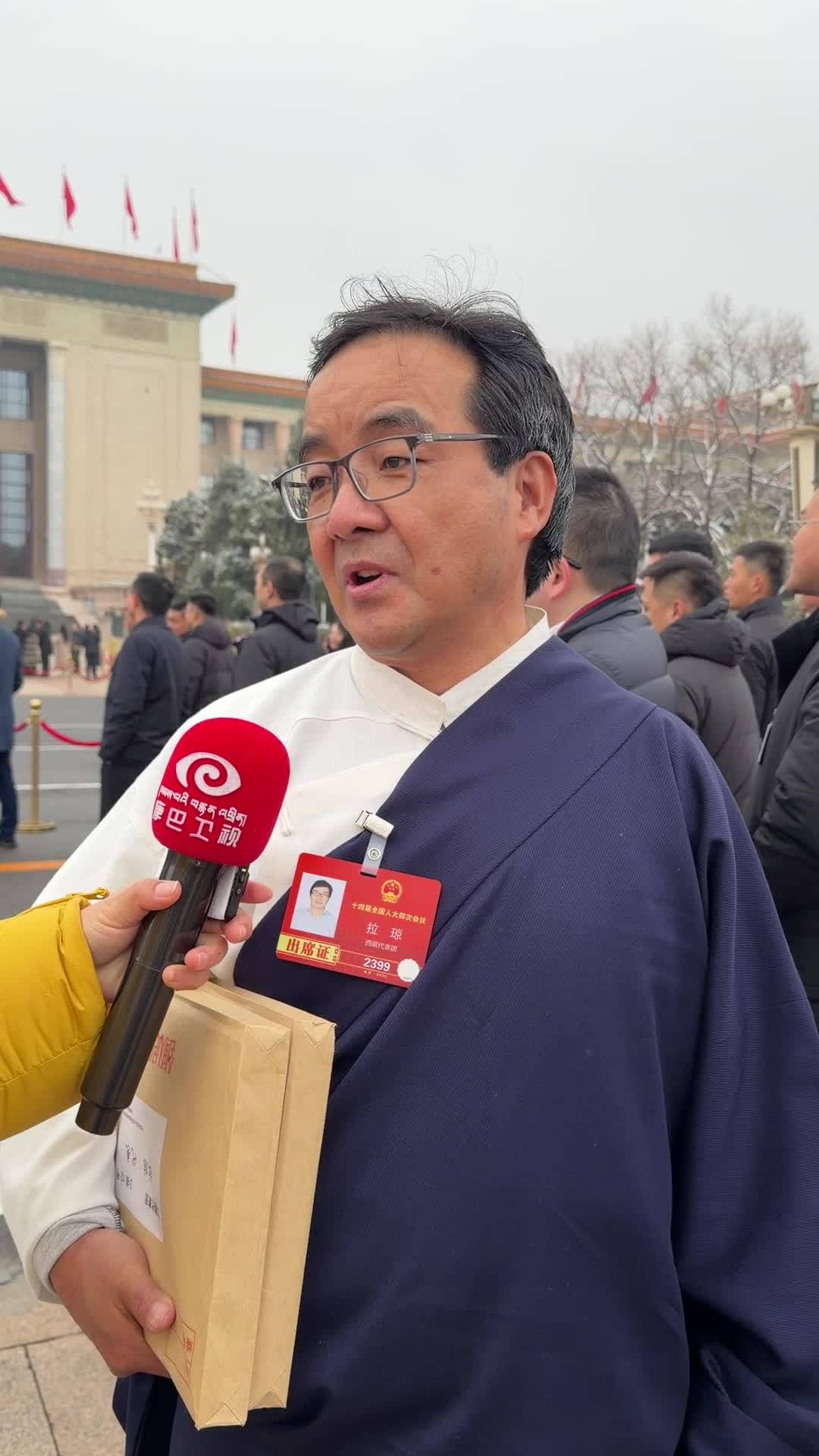 Lhaqiong, a deputy to the 14th National People's Congress said that he believes that the relevant contents in the Government Work Report provides stronger legal safeguards for the ecological progress of the Qinghai-Xizang Plateau