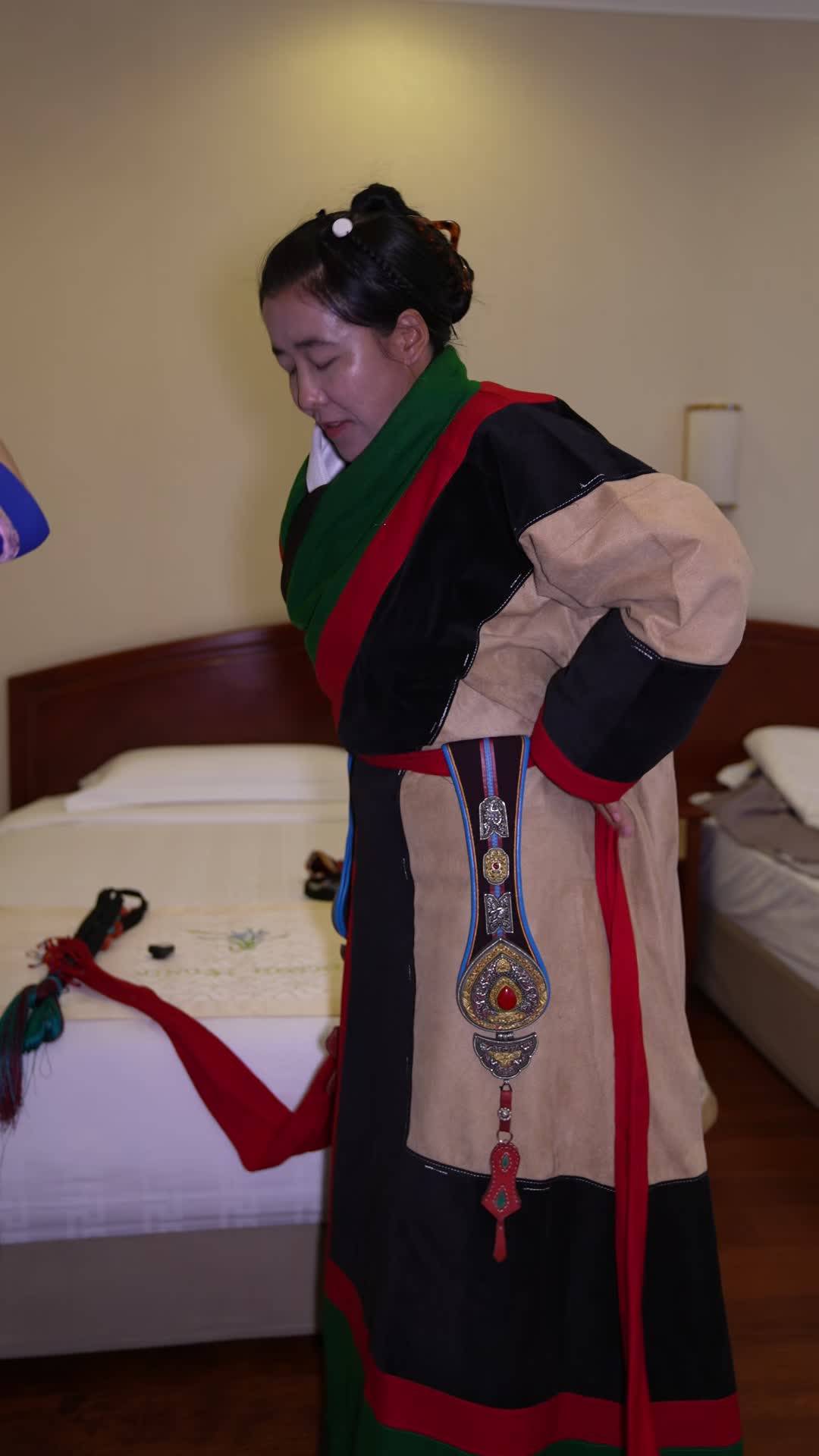 Qide, a deputy to the 14th National People's Congress, introduces the traditional costume of northern Xizang
