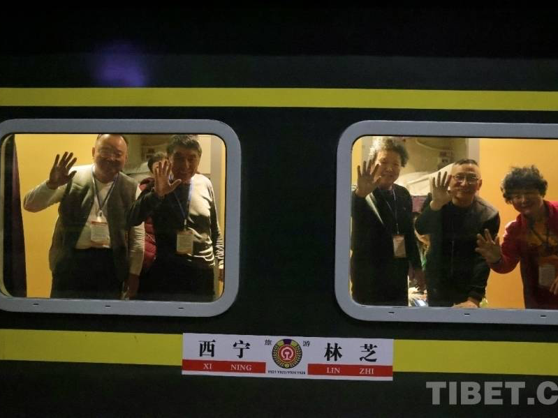 180名游客乘坐列车进藏 开启9天高原文化之旅