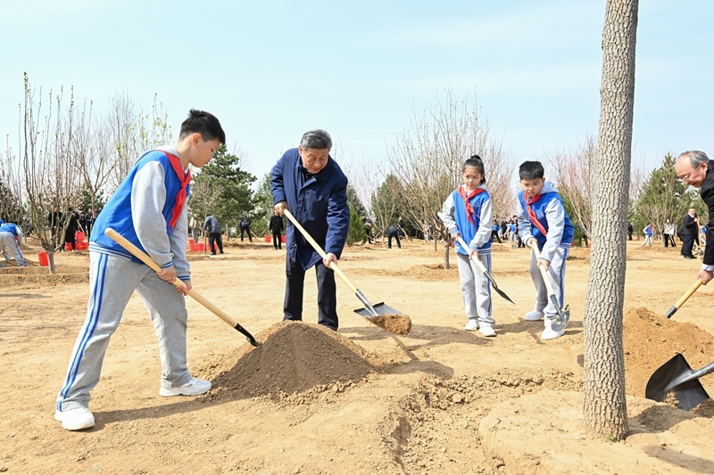 2025年4月3日，习近平总书记来到北京市丰台区永定河畔参加首都义务植树活动。