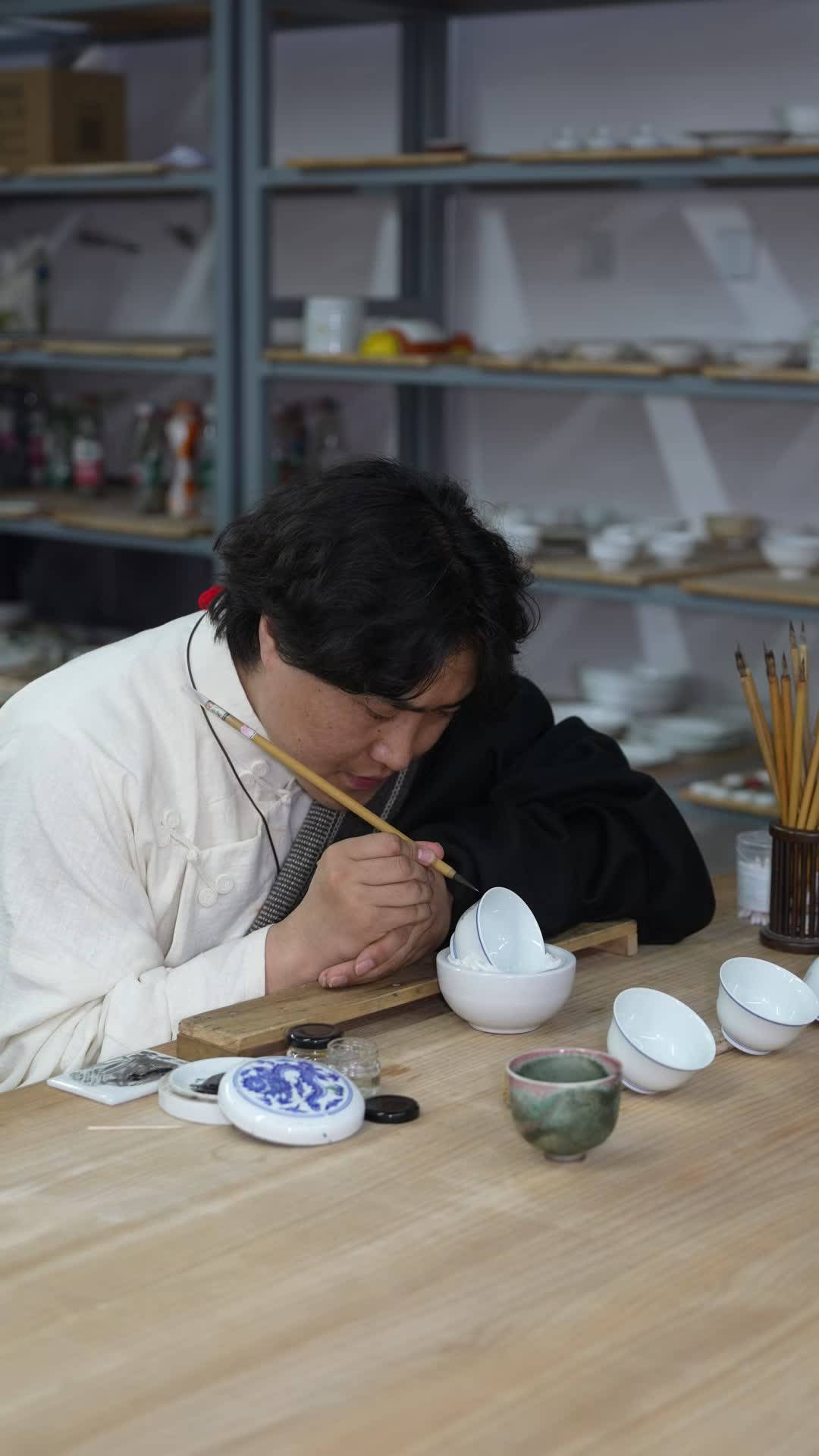 Kunkyap Changzu, an intangible cultural heritage inheritor from Aba’s Rangtang, traveled to Jingdezhen to fuse Thangka artistry with porcelain