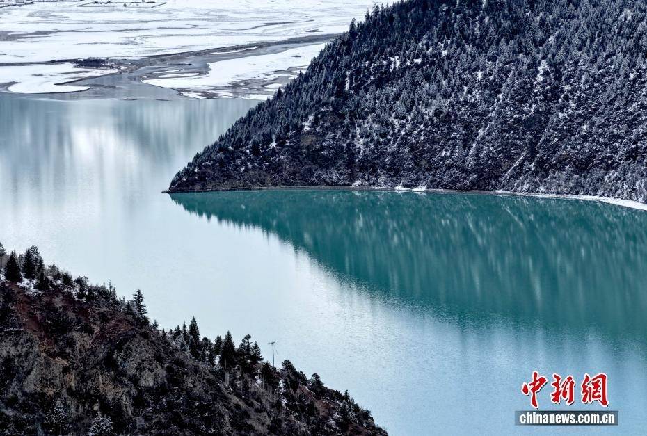 西藏昌都然乌湖雪后景色如画