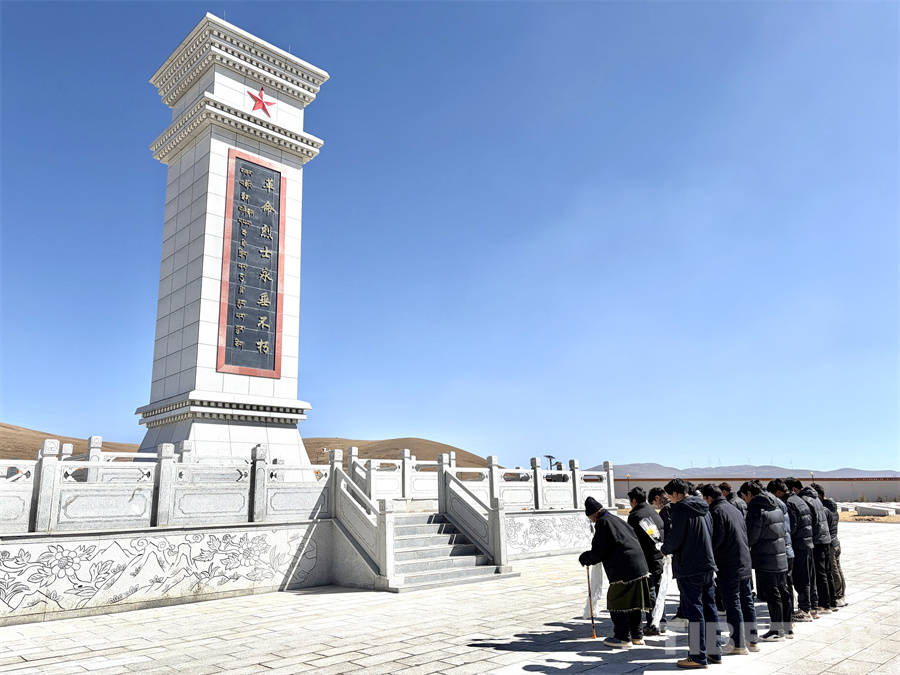 西藏那曲：拉托村党员群众连续四年赴烈士陵园开展清明祭扫