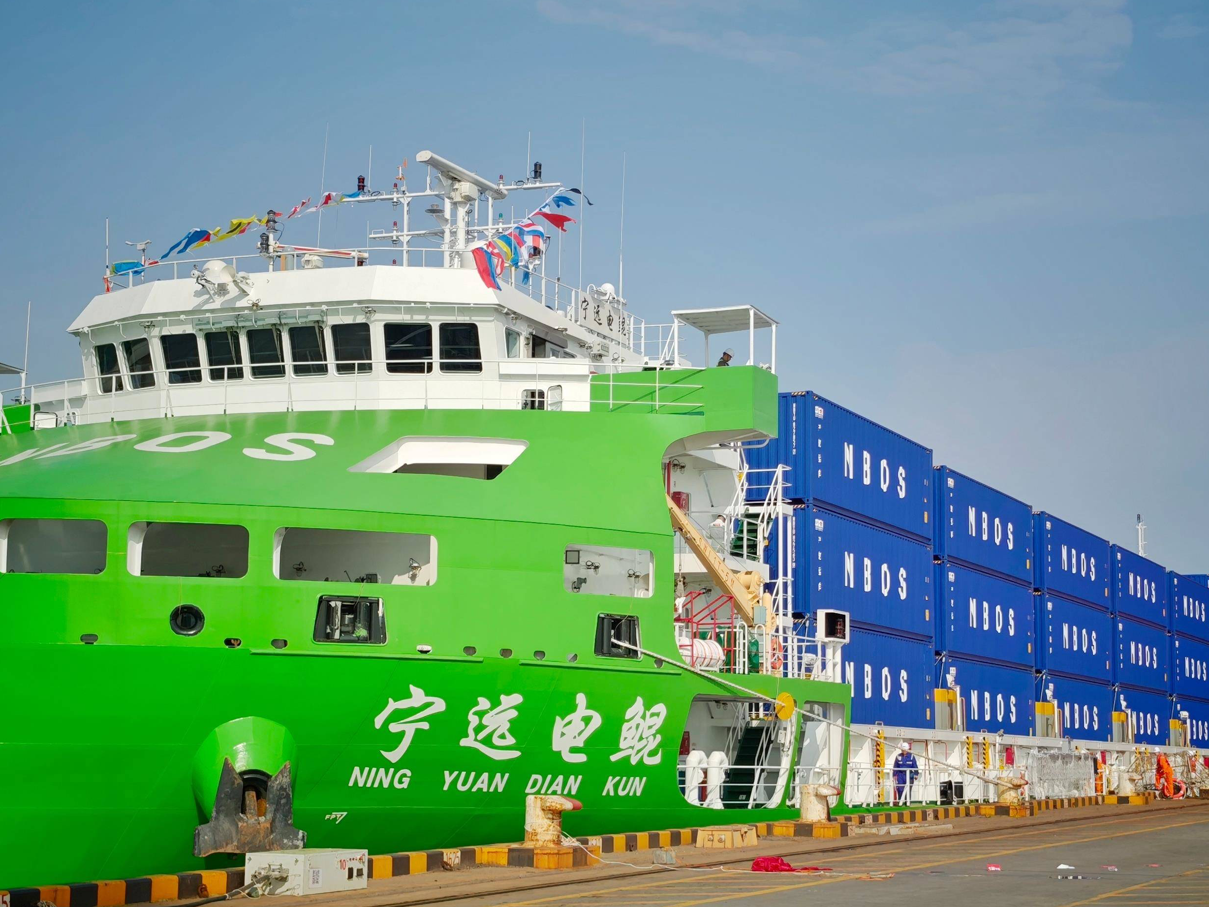 我国首艘万吨级纯电动智能集装箱船正式投入商业运营